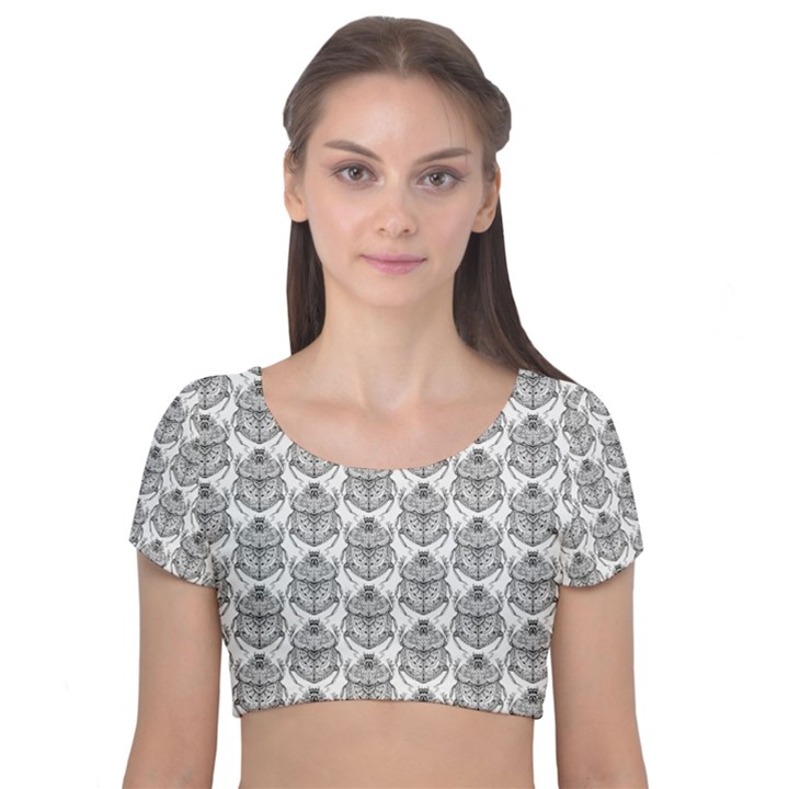 Scarab Pattern Egyptian Mythology Black and White Velvet Short Sleeve Crop Top 